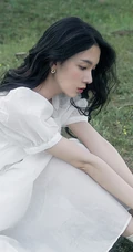 陈瑶初秋森系写真，着清新简约白裙，感受户外秋日的微凉