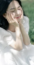 陈瑶初秋森系写真，着清新简约白裙，感受户外秋日的微凉