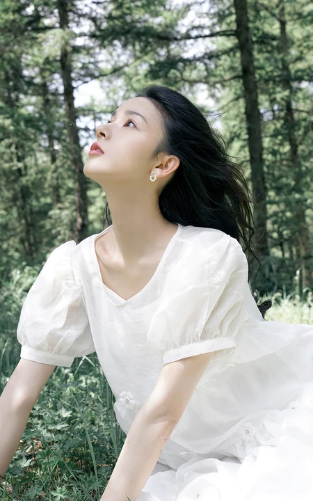 陈瑶初秋森系写真，着清新简约白裙，感受户外秋日的微凉