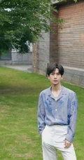 成毅蓝色条纹衬衫搭配白色休闲裤帅气初秋写真照片