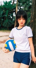 浅粉脸蛋的甜美可爱17岁马尾辫少女紧身运动T恤短裤沙滩玩排球写真套图
