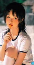 浅粉脸蛋的甜美可爱17岁马尾辫少女紧身运动T恤短裤沙滩玩排球写真套图