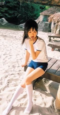 浅粉脸蛋的甜美可爱17岁马尾辫少女紧身运动T恤短裤沙滩玩排球写真套图