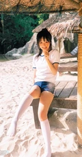 浅粉脸蛋的甜美可爱17岁马尾辫少女紧身运动T恤短裤沙滩玩排球写真套图