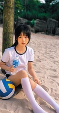 浅粉脸蛋的甜美可爱17岁马尾辫少女紧身运动T恤短裤沙滩玩排球写真套图