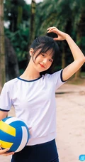 浅粉脸蛋的甜美可爱17岁马尾辫少女紧身运动T恤短裤沙滩玩排球写真套图
