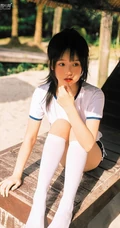 浅粉脸蛋的甜美可爱17岁马尾辫少女紧身运动T恤短裤沙滩玩排球写真套图