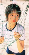 浅粉脸蛋的甜美可爱17岁马尾辫少女紧身运动T恤短裤沙滩玩排球写真套图