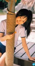 浅粉脸蛋的甜美可爱17岁马尾辫少女紧身运动T恤短裤沙滩玩排球写真套图
