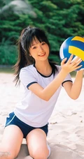 浅粉脸蛋的甜美可爱17岁马尾辫少女紧身运动T恤短裤沙滩玩排球写真套图