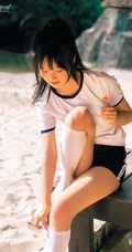 浅粉脸蛋的甜美可爱17岁马尾辫少女紧身运动T恤短裤沙滩玩排球写真套图