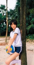 浅粉脸蛋的甜美可爱17岁马尾辫少女紧身运动T恤短裤沙滩玩排球写真套图