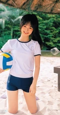 浅粉脸蛋的甜美可爱17岁马尾辫少女紧身运动T恤短裤沙滩玩排球写真套图
