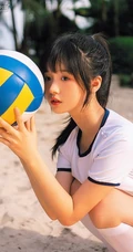浅粉脸蛋的甜美可爱17岁马尾辫少女紧身运动T恤短裤沙滩玩排球写真套图