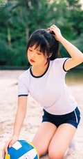 浅粉脸蛋的甜美可爱17岁马尾辫少女紧身运动T恤短裤沙滩玩排球写真套图