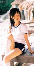 浅粉脸蛋的甜美可爱17岁马尾辫少女紧身运动T恤短裤沙滩玩排球写真套图