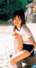 浅粉脸蛋的甜美可爱17岁马尾辫少女紧身运动T恤短裤沙滩玩排球写真套图