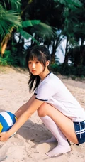 浅粉脸蛋的甜美可爱17岁马尾辫少女紧身运动T恤短裤沙滩玩排球写真套图