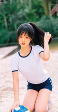 浅粉脸蛋的甜美可爱17岁马尾辫少女紧身运动T恤短裤沙滩玩排球写真套图