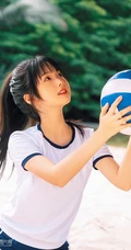 浅粉脸蛋的甜美可爱17岁马尾辫少女紧身运动T恤短裤沙滩玩排球写真套图