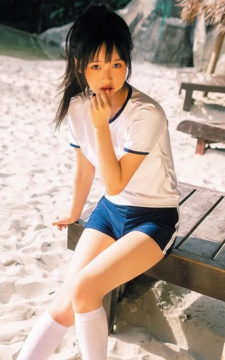 浅粉脸蛋的甜美可爱17岁马尾辫少女紧身运动T恤短裤沙滩玩排球写真套图