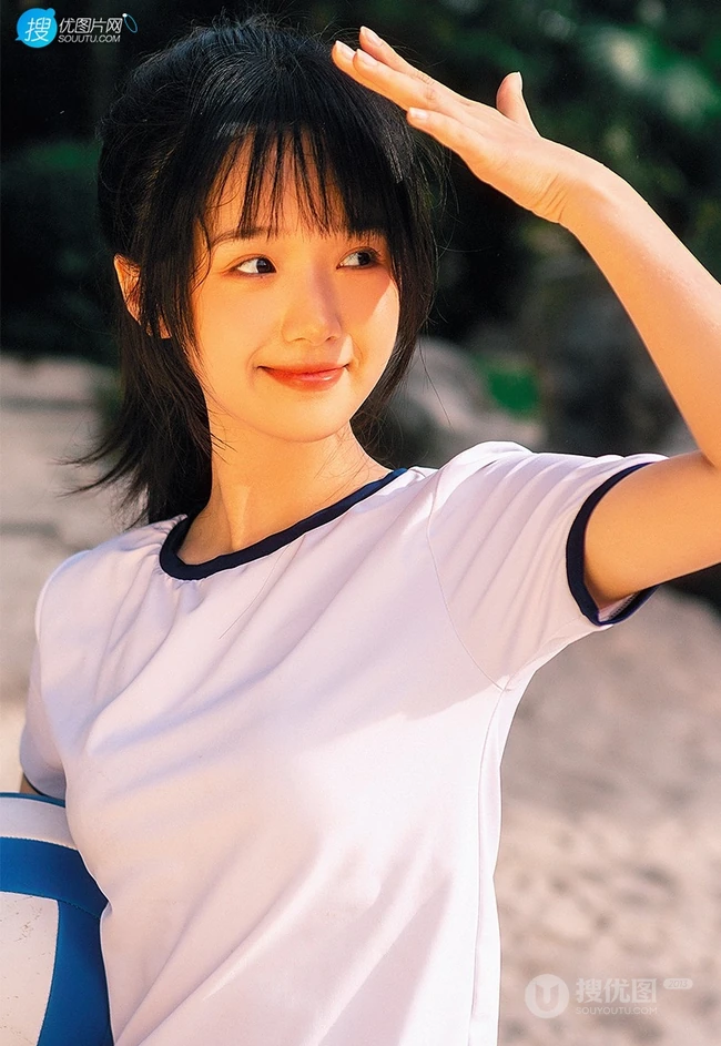 浅粉脸蛋的甜美可爱17岁马尾辫少女紧身运动T恤短裤沙滩玩排球写真套图