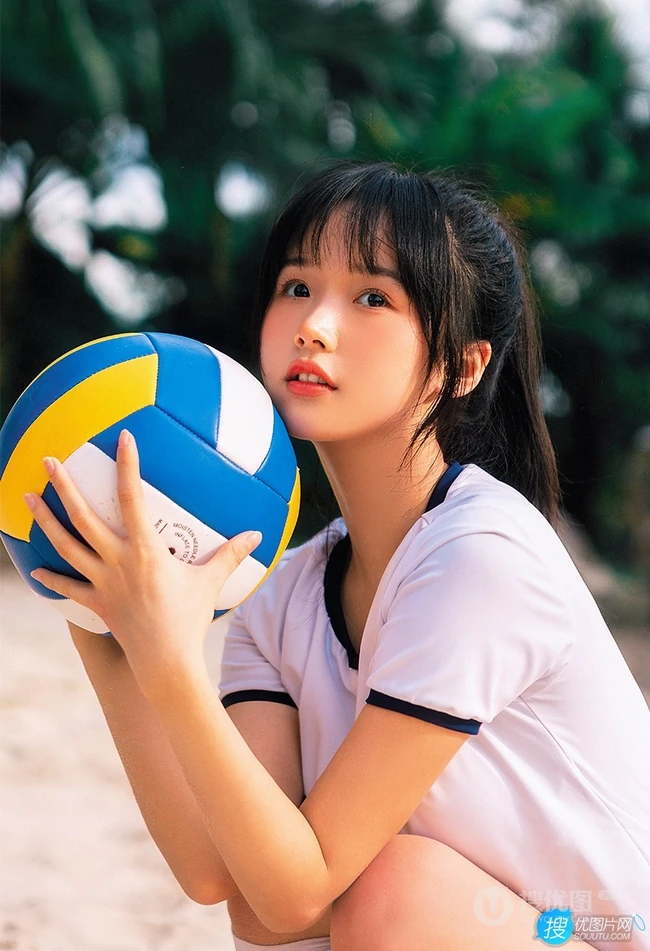 浅粉脸蛋的甜美可爱17岁马尾辫少女紧身运动T恤短裤沙滩玩排球写真套图