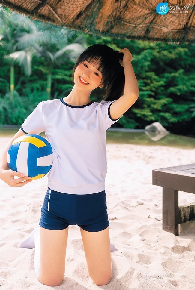 浅粉脸蛋的甜美可爱17岁马尾辫少女紧身运动T恤短裤沙滩玩排球写真套图