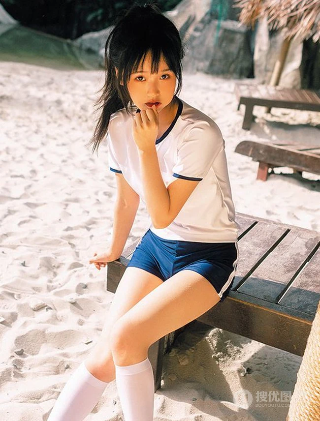 浅粉脸蛋的甜美可爱17岁马尾辫少女紧身运动T恤短裤沙滩玩排球写真套图