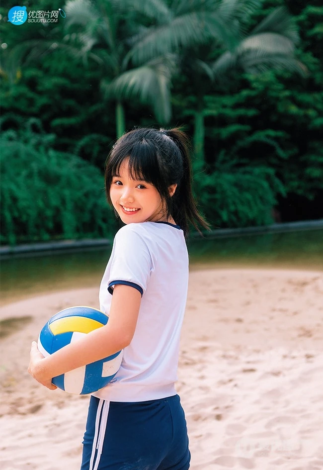 浅粉脸蛋的甜美可爱17岁马尾辫少女紧身运动T恤短裤沙滩玩排球写真套图