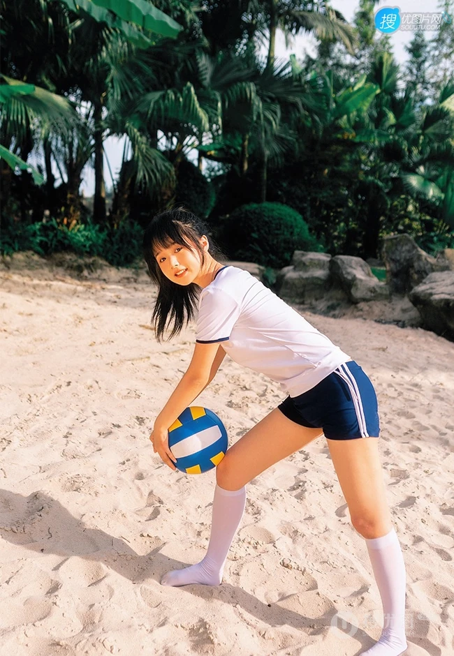 浅粉脸蛋的甜美可爱17岁马尾辫少女紧身运动T恤短裤沙滩玩排球写真套图