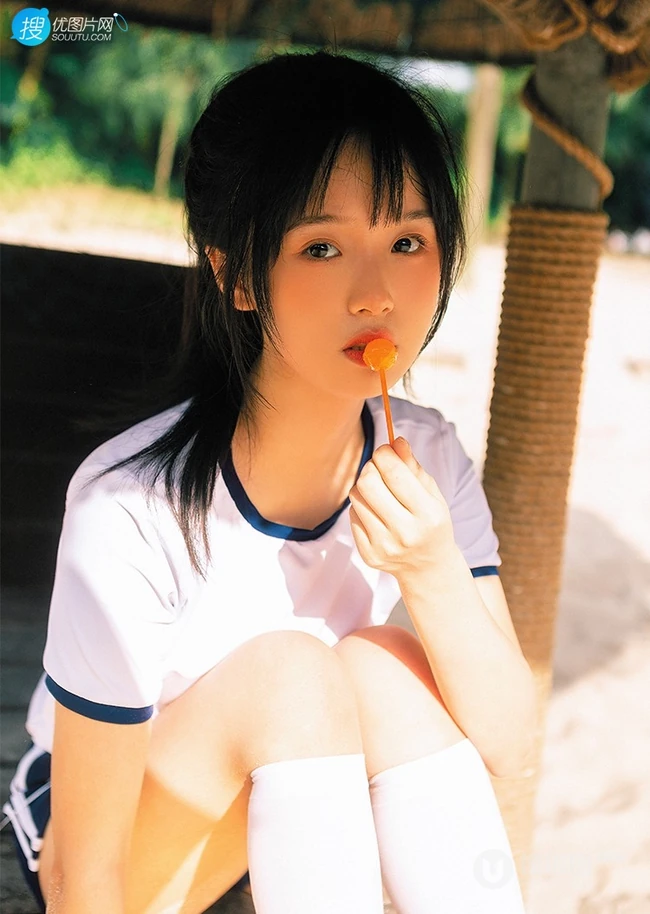 浅粉脸蛋的甜美可爱17岁马尾辫少女紧身运动T恤短裤沙滩玩排球写真套图