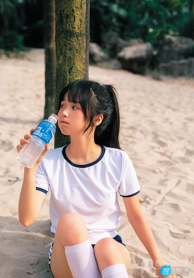 浅粉脸蛋的甜美可爱17岁马尾辫少女紧身运动T恤短裤沙滩玩排球写真套图