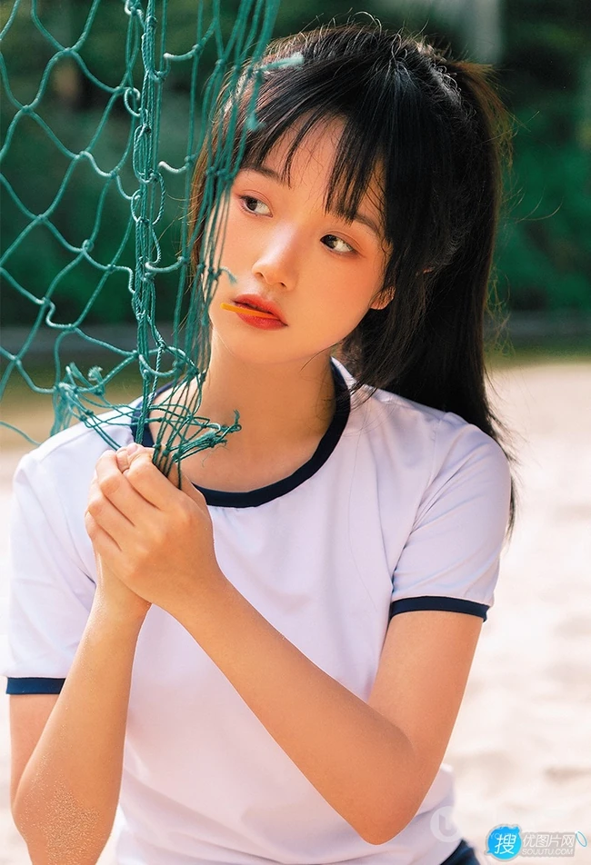 浅粉脸蛋的甜美可爱17岁马尾辫少女紧身运动T恤短裤沙滩玩排球写真套图