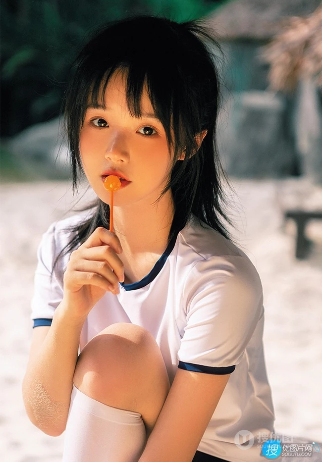 浅粉脸蛋的甜美可爱17岁马尾辫少女紧身运动T恤短裤沙滩玩排球写真套图