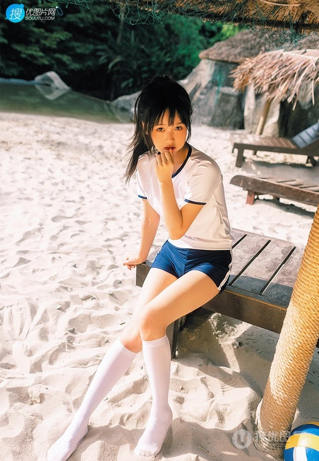 浅粉脸蛋的甜美可爱17岁马尾辫少女紧身运动T恤短裤沙滩玩排球写真套图