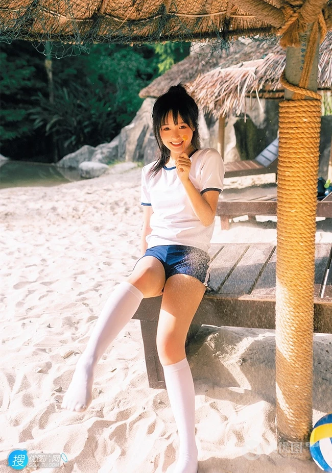 浅粉脸蛋的甜美可爱17岁马尾辫少女紧身运动T恤短裤沙滩玩排球写真套图