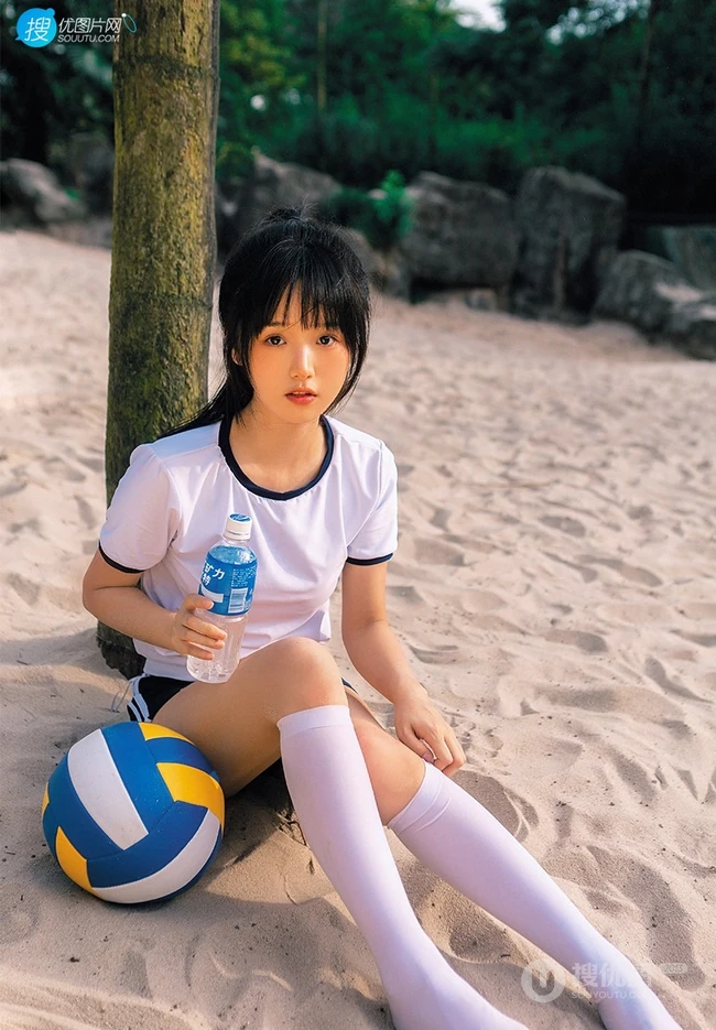 浅粉脸蛋的甜美可爱17岁马尾辫少女紧身运动T恤短裤沙滩玩排球写真套图