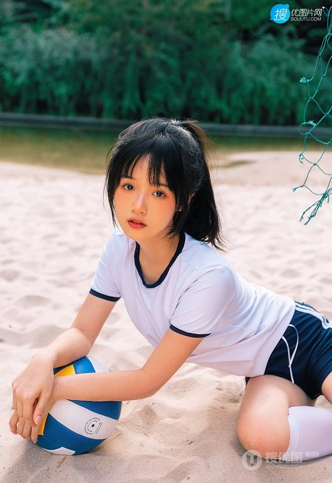 浅粉脸蛋的甜美可爱17岁马尾辫少女紧身运动T恤短裤沙滩玩排球写真套图
