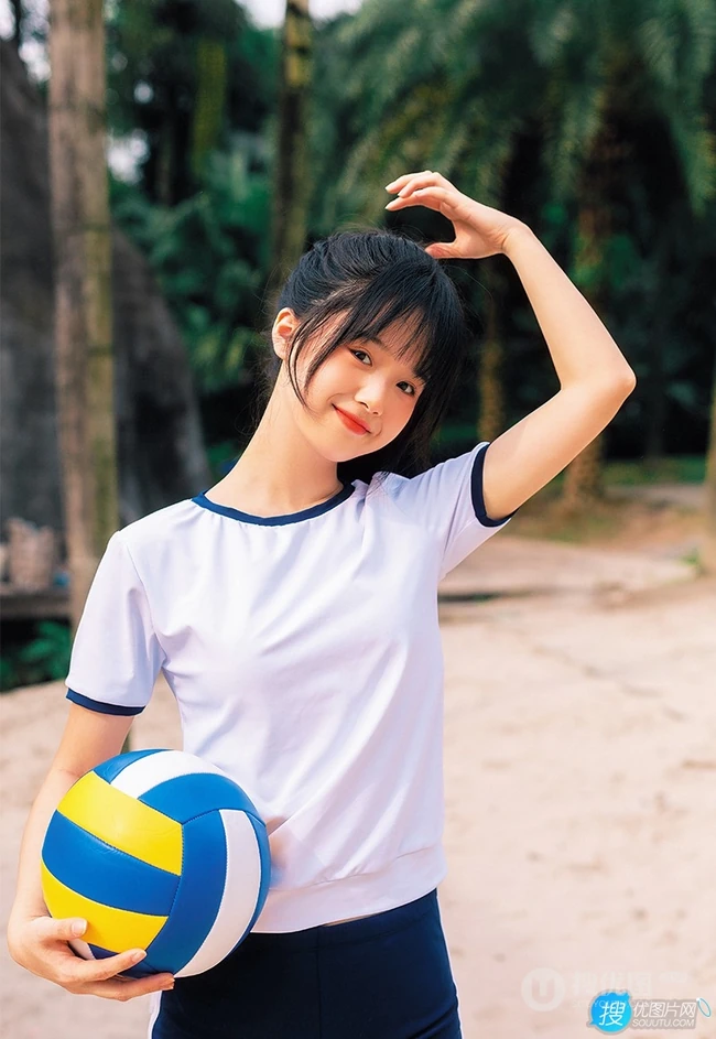 浅粉脸蛋的甜美可爱17岁马尾辫少女紧身运动T恤短裤沙滩玩排球写真套图