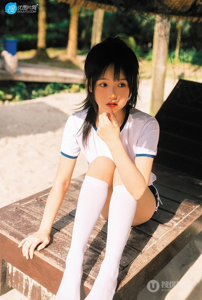 浅粉脸蛋的甜美可爱17岁马尾辫少女紧身运动T恤短裤沙滩玩排球写真套图