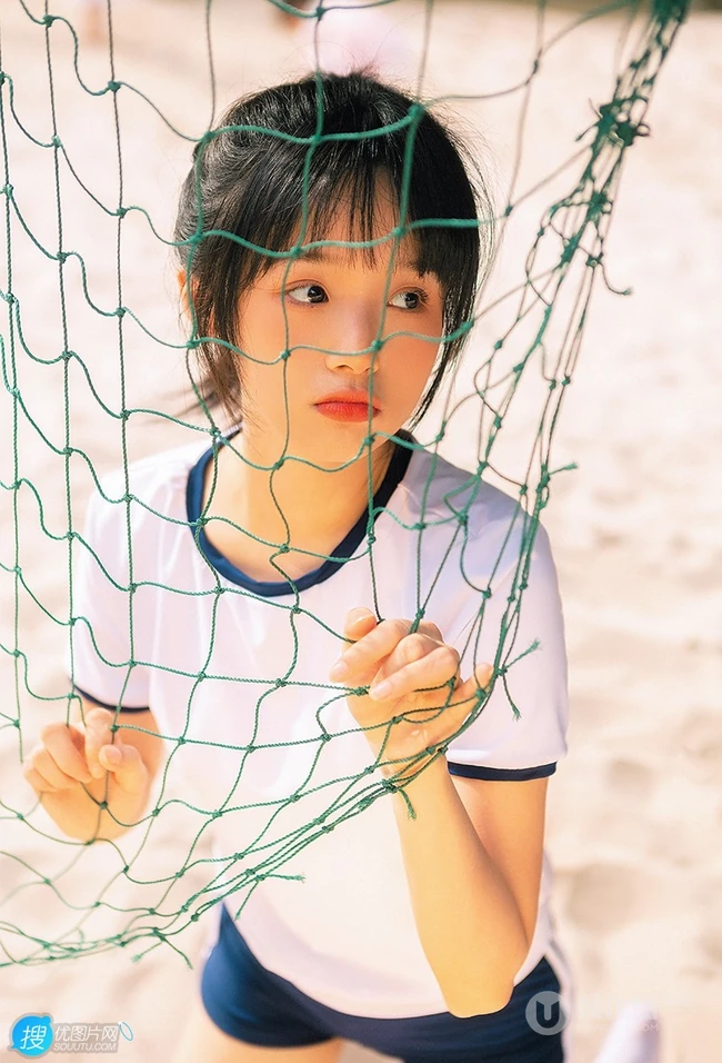 浅粉脸蛋的甜美可爱17岁马尾辫少女紧身运动T恤短裤沙滩玩排球写真套图