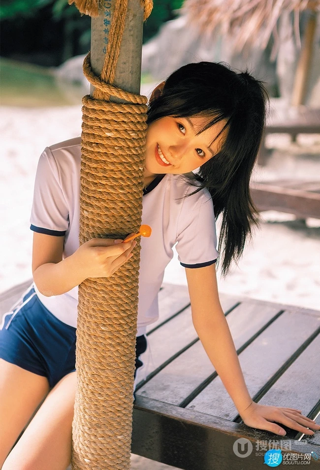 浅粉脸蛋的甜美可爱17岁马尾辫少女紧身运动T恤短裤沙滩玩排球写真套图