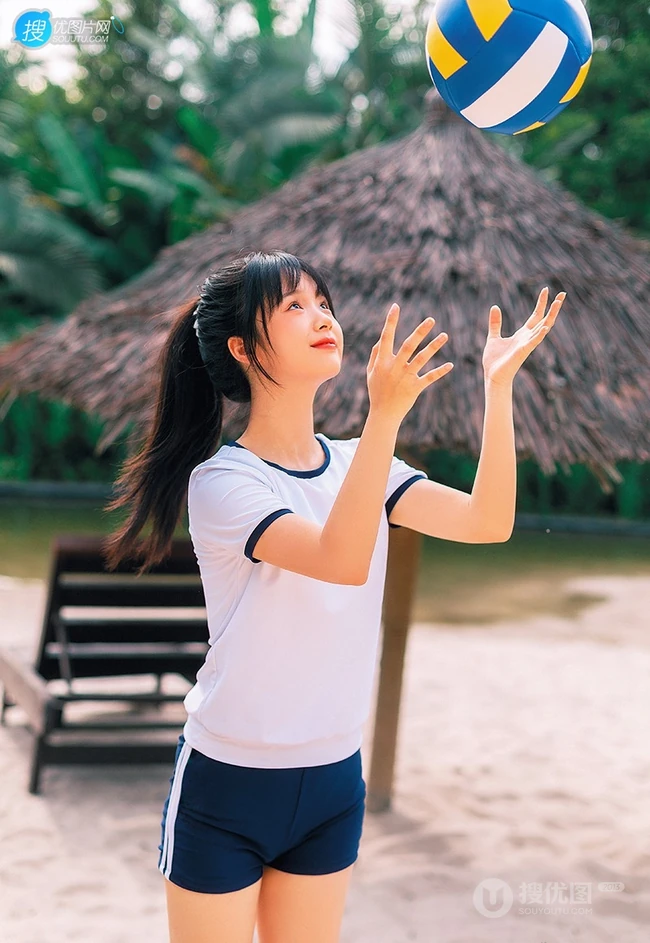 浅粉脸蛋的甜美可爱17岁马尾辫少女紧身运动T恤短裤沙滩玩排球写真套图