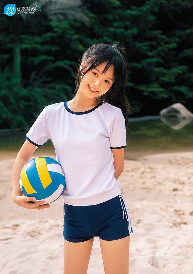 浅粉脸蛋的甜美可爱17岁马尾辫少女紧身运动T恤短裤沙滩玩排球写真套图