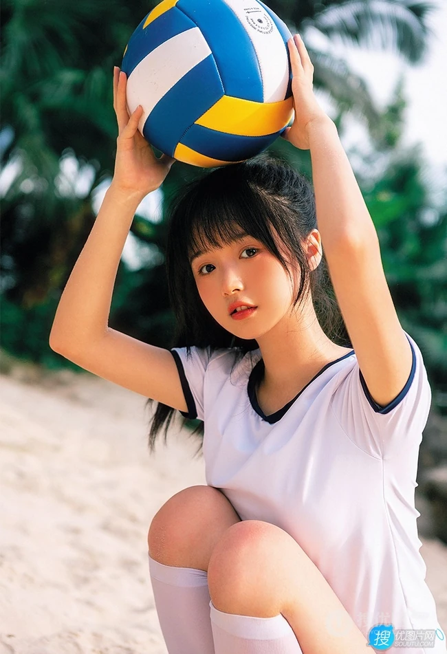 浅粉脸蛋的甜美可爱17岁马尾辫少女紧身运动T恤短裤沙滩玩排球写真套图