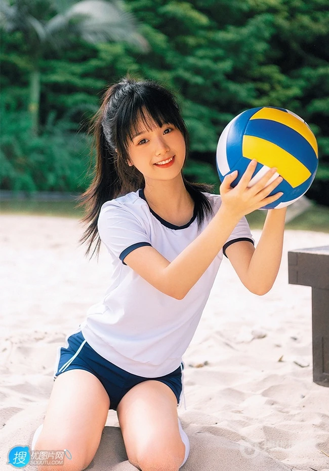 浅粉脸蛋的甜美可爱17岁马尾辫少女紧身运动T恤短裤沙滩玩排球写真套图