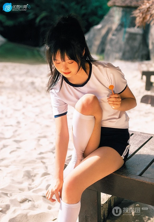 浅粉脸蛋的甜美可爱17岁马尾辫少女紧身运动T恤短裤沙滩玩排球写真套图