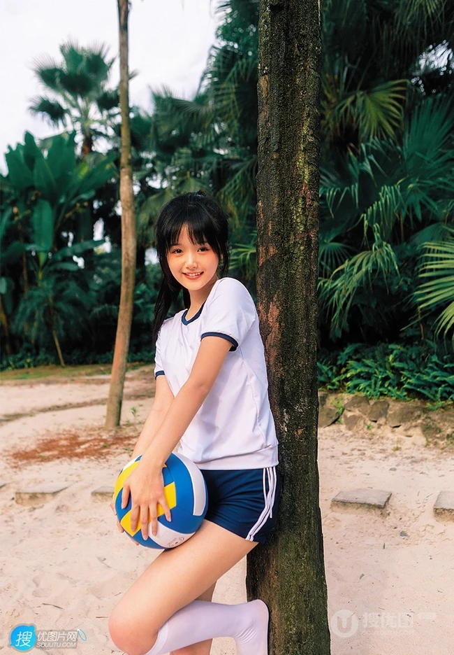 浅粉脸蛋的甜美可爱17岁马尾辫少女紧身运动T恤短裤沙滩玩排球写真套图