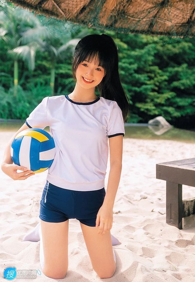 浅粉脸蛋的甜美可爱17岁马尾辫少女紧身运动T恤短裤沙滩玩排球写真套图